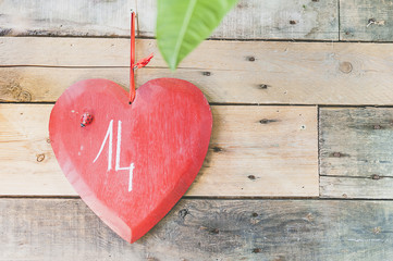 Coeur en bois rouge avec le chiffre 14