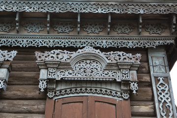 старые наличники на окне