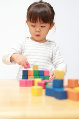 積み木で遊ぶ幼児(3歳児)