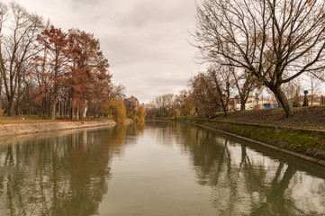 Fototapeta na wymiar bridge over river in the city. Late autumn