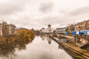 Fototapeta na wymiar River Crisul Repede in Oradea. Romania .