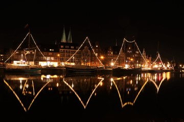 Fototapeta premium Blick auf den idyllischen Museumshafen in der Hansestadt Lübeck