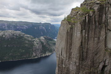 Fototapeta na wymiar Norwegen, Fjord, Skandinavien, Seen, Gebirge, Wälder, Wolken, Ausblick, Panorma 
