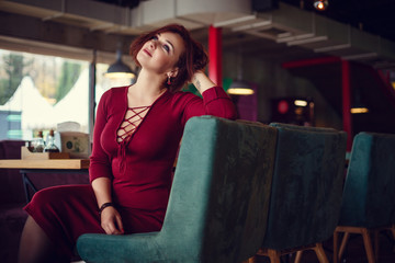 Fall casual fashion, elegant everyday look. Plus size model.