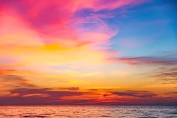 Photo sur Aluminium Mer / coucher de soleil Coucher de soleil dramatique coloré tropical avec ciel nuageux. Soirée calme sur le golfe de Thaïlande. Rémanence lumineuse.