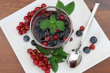 Panna Cotta con guarnizione ai frutti di bosco