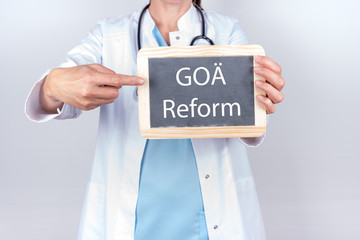 Arzt mit Tafel GOÄ Reform