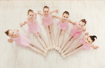 Little girls dancing ballet in studio © Prostock-studio