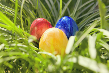 Bunte Ostereier im Gras Nest