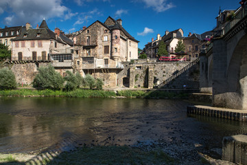 Village de Saint Geniez d' Olt ,au bord du Lot , en aveyron , France