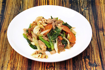 Fried big noodle with chicken and vegetables.
