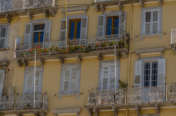 villa mit balkone und blumen