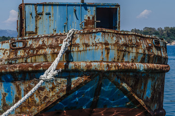 rostiges schiff vorne