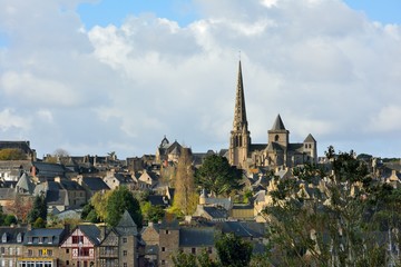 Fototapeta na wymiar La cathédrale Saint-Tugdual de Tréguier vue depuis les hauteurs de la campagne bretonne du Trégor