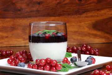 Panna Cotta con guarnizione ai frutti di bosco