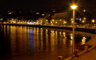 La plage de Perros-Guirec en Bretagne , vue de nuit