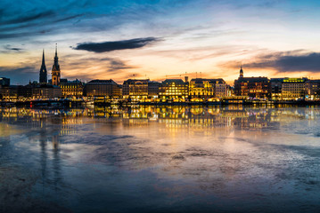 Obraz premium Hamburg cityscape with Alster Lake at sunset panorama