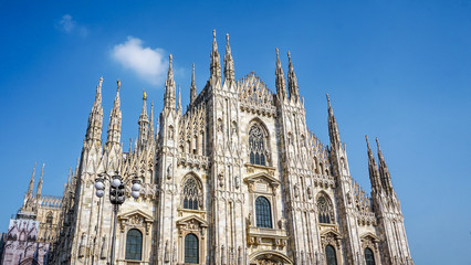 Fototapeta premium Katedra w Mediolanie w jasny, niebieski dzień
