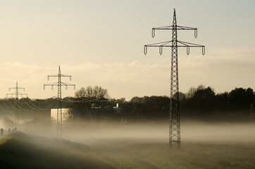 Strommasten im Fr&uuml;hnebel