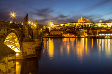 Fototapeta premium Castle and St. Vitus cathedral in Prague at night, Czech Republic