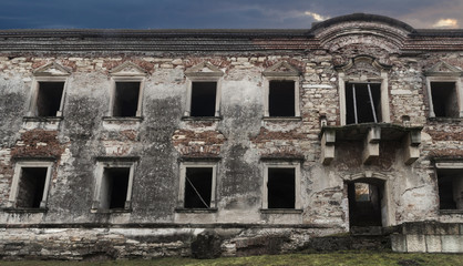 Fototapeta na wymiar Abandoned ruins of a castle in transylvania, Boncida, Romania