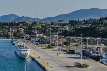 korfu hafen mit landschaft