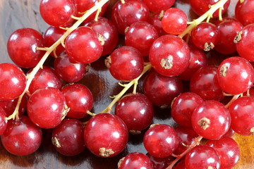 Ribes rosso su sfondo bianco e foglie di menta