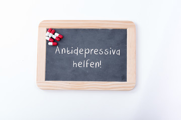 Antidepressiva helfen auf einem Schild mit Medikamenten