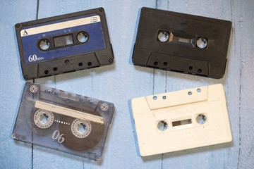 Obraz premium Old cassette tapes with a wooden background