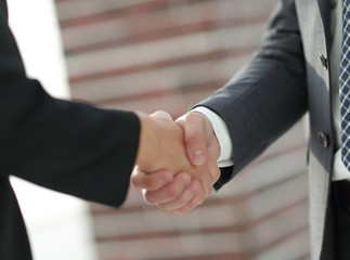 Business executives to congratulate the joint business agreement