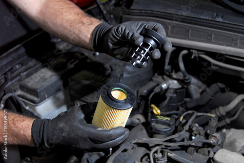 mechanic in the hand, remove car oil filter