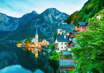 Obraz premium Scenic picture-postcard view of famous Hallstatt mountain village in the Austrian Alps at beautiful light in summer, Salzkammergut region, Hallstatt, Austria