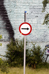 Plate if one way traffic in the lane or via