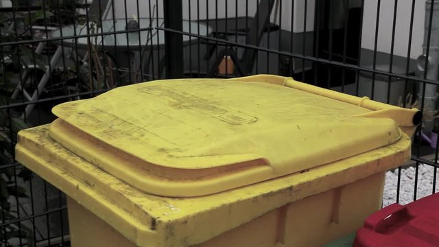 Mann wirft, gelben Sack in die gelbe Tonne f&uuml;r Plastik, Wertstoff Recycling, Video HD 1080