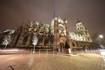Fototapeta na wymiar cathédrale d'Evreux, vue de nuit