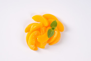 peeled and sliced peaches