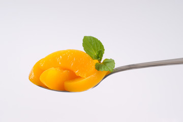 peeled and sliced peaches
