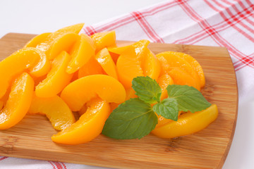 peeled and sliced peaches