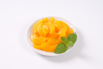 peeled and sliced peaches