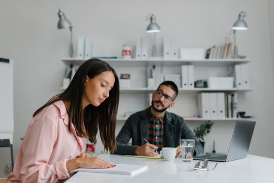Recruiter observing job applicant's task management skills at a job interview