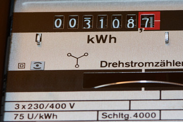 Stromverbrauch auf einem deutschen Drehstromzähler Messgerät 