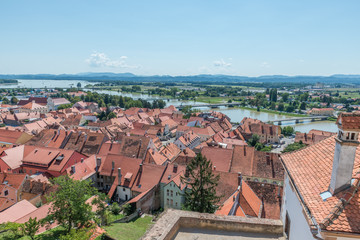 Fototapeta na wymiar Ptuj / Słowenia - sierpień 17, 2017: Widok na starówkę, rzekę Drawa i jezioro z zamku w Ptuj w lecie 2017