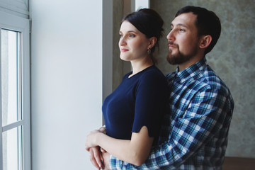 Fototapeta premium Happy couple over grey wall