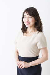 ミドル女性の立ちポーズ