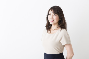 ミドル女性の立ちポーズ