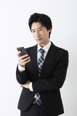 スマホを触る若いビジネスマン