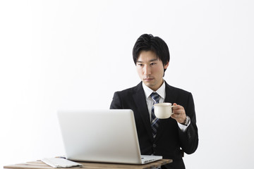 ノートパソコンを使う若いビジネスマン