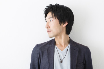 若い男性の上半身