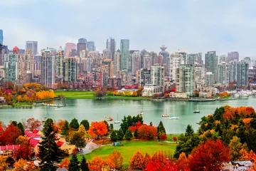 Abwaschbare Fototapete Kanada bunte Herbstlandschaft einer modernen Stadt am Fluss