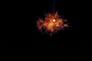 暗闇で光る花火の火花